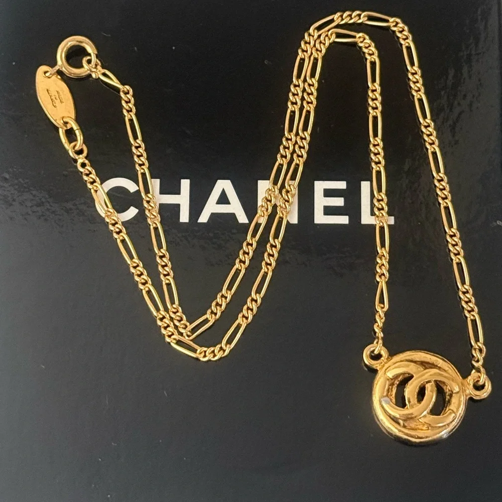 CHANEL 1983 CC Medallion-Pendant Necklace - Picture 4 of 11